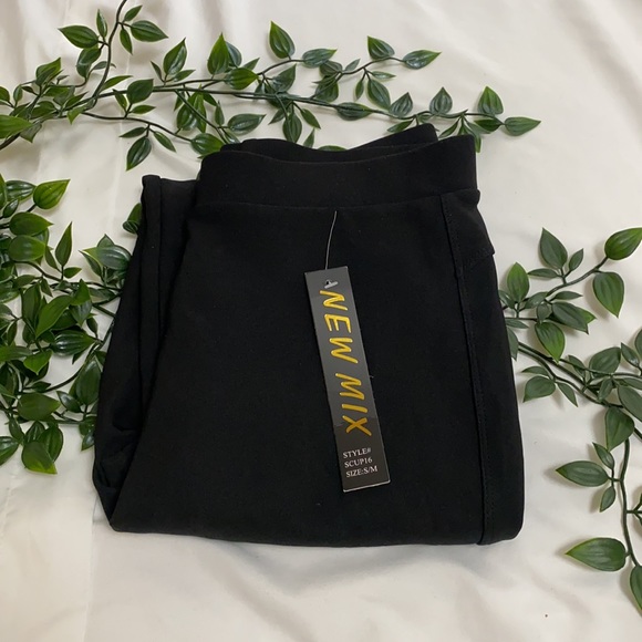 Black Fashion Nova sculpting pants - Picture 2 of 4